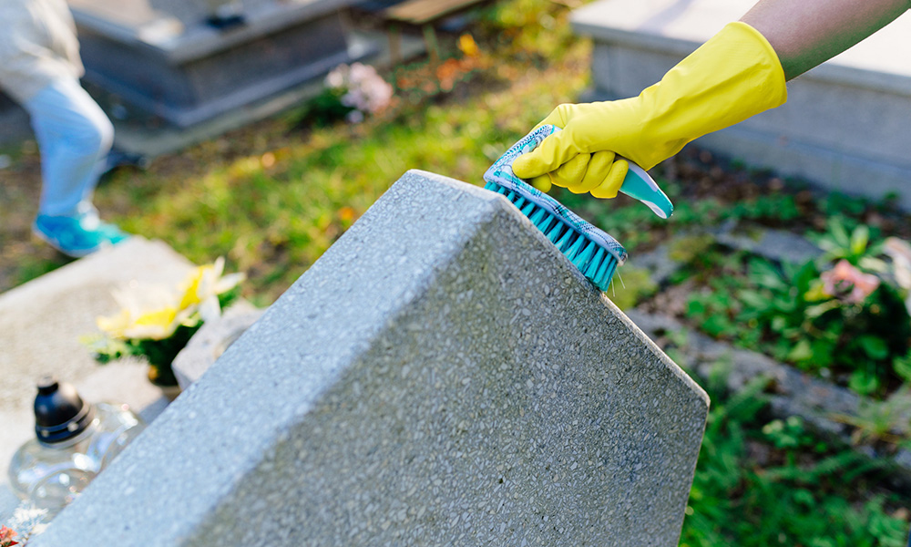 Как сберечь время и силы при уходе за местом захоронения