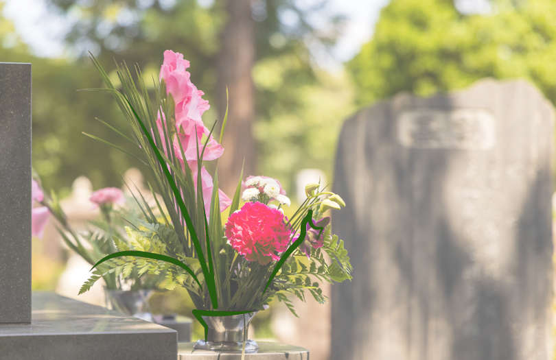 Что по традиции кладут на могилу в день похорон