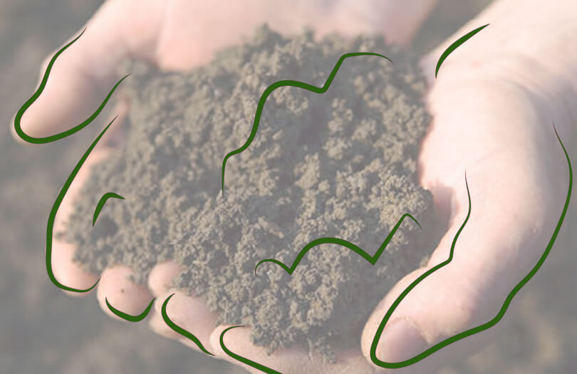 Зачем бросают горсть земли в могилу на похоронах